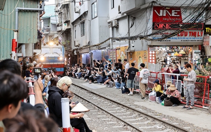 Phố cà phê đường tàu Hà Nội lại đông nghịt khách Tây sau đợt tháo dỡ vi phạm