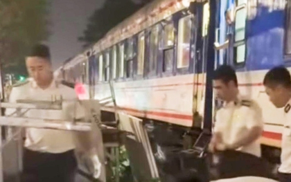 Băng qua đường sắt ở Hà Nội, người đi xe máy bị tàu hoả tông tử vong