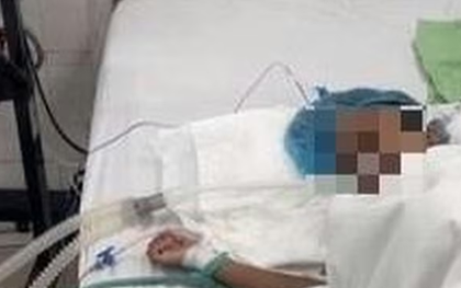 Đang nằm nền nhà, bé 7 tuổi hét lớn bố mẹ chạy vào thấy cảnh tượng "đáng sợ"