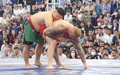 Đô vật Việt Nam tung đòn cổ truyền, hạ gục võ sĩ Nga ở hội làng