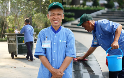 Gặp chú lao công vừa quét dọn vừa nhún nhảy theo điệu nhạc gây sốt MXH: "Hông vui cũng nhảy, vui cũng nhảy"