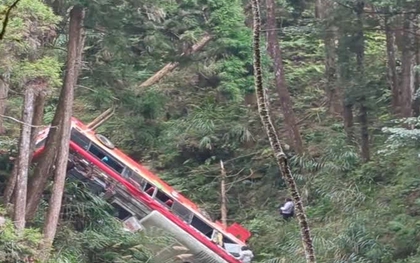 Hiện trường xe buýt rơi xuống vực tại khu du lịch, du khách nằm bất động chờ cứu hộ