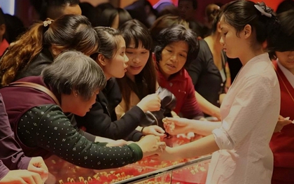 Người phụ nữ dốc hết 8kg vàng ra bán thu về 34 tỷ đồng, tiệm vàng mất hơn 1h kiểm tra, tiết lộ: “Lãi đậm nhưng mất ăn mất ngủ”