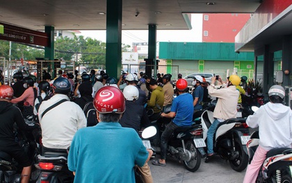 Giữa trưa, cây xăng ở TP HCM ken kín người chờ đổ xăng