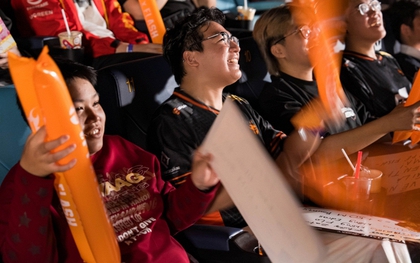 Bùng nổ Watch Party siêu kinh điển: Fan Liên Quân thủ đô chứng kiến FPT Flash nhấn chìm Saigon Phantom