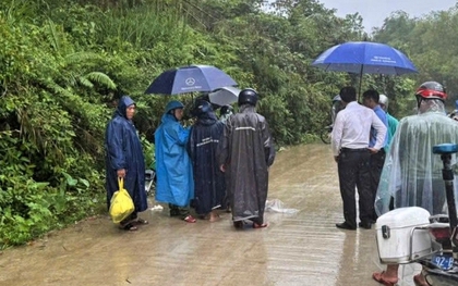 Áo mưa cuốn vào bánh xe máy, người mẹ 25 tuổi tử vong thương tâm trên đường đưa con đi học về