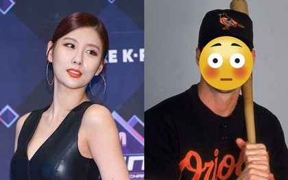 Nữ ca sĩ xinh đẹp hẹn hò cầu thủ U70 đáng tuổi bố, chỉ hơn mẹ cô 4 tuổi gây chú ý