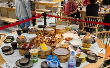 Phản đối lý do nhà hàng giữ nguyên bàn ăn thừa của người nổi tiếng