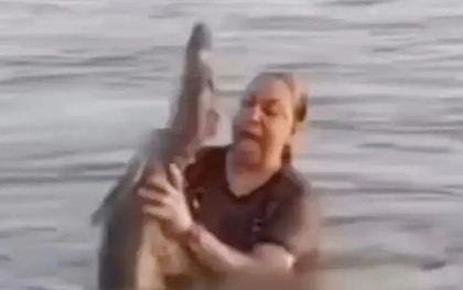 Tưởng khúc gỗ trôi giữa chân, người phụ nữ nhấc lên thì hét lớn