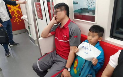 Bé trai cầm trên tay tấm bảng, đọc xong mà ngàn phụ huynh mơ ước: Đây chính là "TÀI SẢN" mà mọi cha mẹ đều cần!