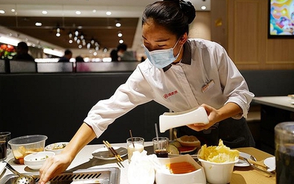 Cựu nhân viên Haidilao "bóc phốt": Quản lý ép nhân viên tự bỏ tiền túi mua quà 1,7 triệu đồng đền cho khách