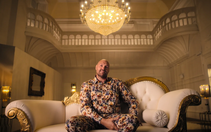 Người đàn ông 35 tuổi mặc đồ ngủ, trèo qua tường đột nhập dinh thự 60 tỷ chỉ để... đòi làm "con nuôi" của ông vua quyền Anh 37 tuổi