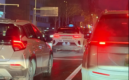 Hơn 100 chiếc taxi đồng loạt "chết máy" giữa đường đông đúc, hành khách hoảng loạn cầu cứu suốt 90 phút