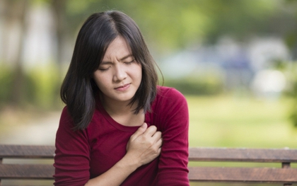 Tưởng chỉ là cơn đau đầu, cô gái 35 tuổi ngã quỵ ngay khi xem con thi đấu: Bác sĩ cảnh báo dấu hiệu đột quỵ nhiều người bỏ qua