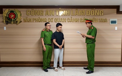 Khách bất ngờ "gánh" nợ 1,7 tỷ đồng sau khi cho nhân viên ngân hàng Ngô Anh Tuấn SN 1999 mượn điện thoại: Công an vào cuộc, khám xét khẩn cấp chỗ ở