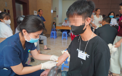 Nước mắt người bà nhặt ve chai và hành trình 16 năm tìm lại nụ cười cho cháu