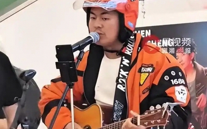 Chàng shipper giao đồ ăn bất ngờ được ca sĩ nổi tiếng mời đi diễn chung, ca sĩ hóa ra cũng từng làm shipper