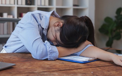 Chê lương bèo, nữ nhân viên thản nhiên ngủ nướng 5 tiếng ở công ty để "dạy" sếp bài học: "Tiền nào của nấy!"