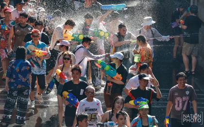 Chùm ảnh khiến chúng ta muốn bay sang Thái Lan ngay bây giờ: Láng giềng Việt Nam tưng bừng đón năm mới với “thủy chiến” trên phố