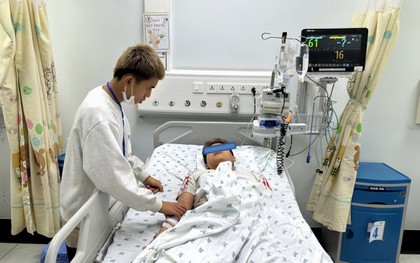 Thiếu niên 15 tuổi đột ngột yếu tay chân, không đi lại được: PGĐ Bệnh viện Nhi Đồng Thành phố cảnh báo 1 căn bệnh hiếm gặp