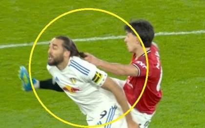 Cầu thủ MU chơi xấu giật tóc đối thủ, hoá tội đồ khiến "quỷ đỏ" thất bại trước Leeds United