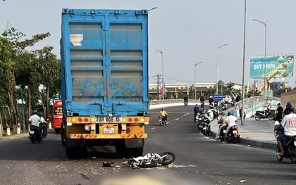 Clip: Tai nạn giữa xe máy và xe đầu kéo, nữ sinh ở Gia Lai tử vong tại chỗ