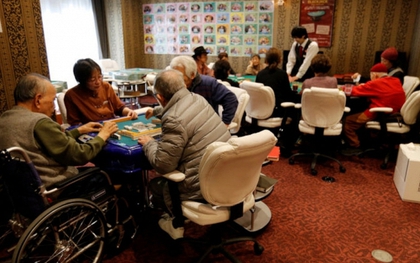 Xuất hiện viện dưỡng lão cho phép các cụ chơi bài, chơi máy đánh bạc: Trước khi chơi phải tập thể dục