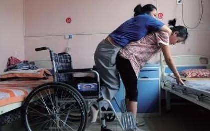 5 tuổi bị đem cho, 8 tuổi gánh cả gia đình, cô bé kiên trì cõng mẹ nuôi bại liệt đi học mỗi ngày