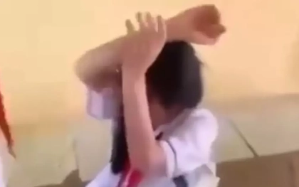 Nữ sinh lớp 8 bị bạn cùng lớp đánh, ép cởi áo để quay clip