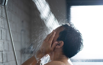 Tắm đêm có thực sự là “thủ phạm” gây ra đột quỵ?
