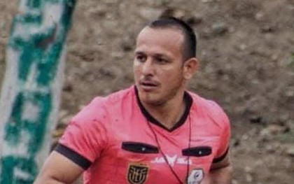 Trọng tài bị bắn chết ngay giữa trận đấu bóng đá gây xôn xao