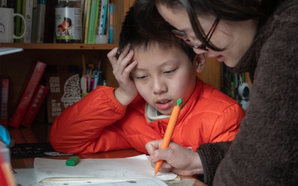 Quá stress khi dạy con làm bài tập, người mẹ bị xuất huyết não, mù tạm thời
