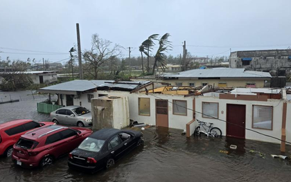 Siêu bão mạnh nhất hành tinh Sinlaku gây thiệt hại diện rộng: Lật úp ô tô, bật gốc cây cối và thổi bay nhiều mái nhà
