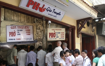Phở Bát Đàn tăng giá chóng mặt sau 20 năm, chỉ có quả trứng là còn nương tay với ví tiền của thực khách