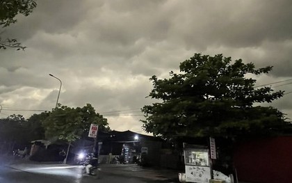 Chuyên gia nói gì về bầu trời bỗng tối sầm vào sáng nay 17/4 ở Hà Nội?