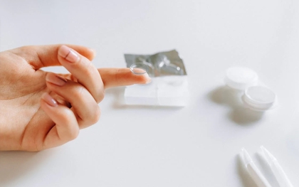 Kính áp tròng dính chặt vào giác mạc chàng trai 25 tuổi do lười tháo