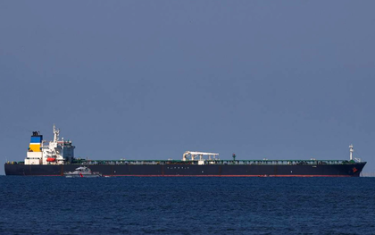 Tàu chở khoảng 1,5 triệu thùng dầu nghi của Nga bất ngờ được thả sau khi bị vây bắt, đi thẳng đến một nước châu Á