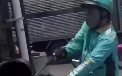 Tài xế xe ôm công nghệ cầm gậy 3 khúc đánh người đi đường giữa giao lộ ở TP.HCM