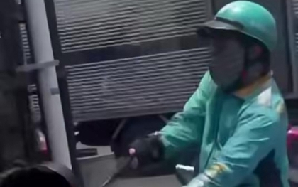 Công an đang lấy lời khai nam tài xế xe ôm công nghệ cầm gậy 3 khúc đánh người đi đường giữa giao lộ ở TP.HCM