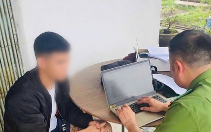 Nam thanh viên 19 tuổi đi xe máy tông CSGT bị thương