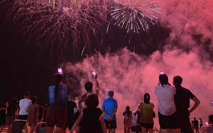 Cảnh tượng trên biển Bãi Cháy tối cuối tuần: Nhiều người phải bất ngờ