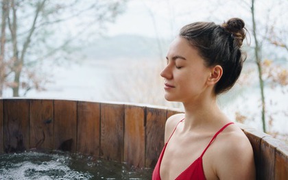 Tắm nước đá: Xu hướng dưỡng thân "triệu đô" liệu có đang thầm hại buồng trứng của phụ nữ?