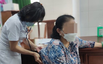 Mắc biến thể COVID-19 've sầu', khi nào người bệnh cần nhập viện ngay?