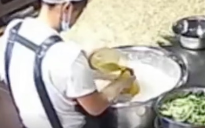 Vụ gần 300 trẻ ngộ độc vì cơm nhiễm chì gấp 400.000 lần, kiểm tra bếp ăn phát hiện kinh hoàng: Hiệu trường cùng 30 người bị điều tra