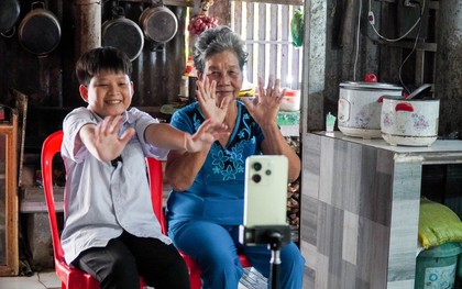 Chàng trai tí hon và lời hứa với bà nội: "Con sẽ đậu đại học, con làm được!"