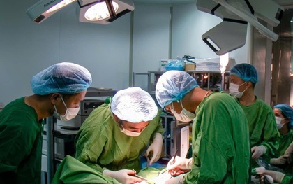 Đau bụng kéo dài, đi khám mới biết mắc cùng lúc 2 khối ung thư