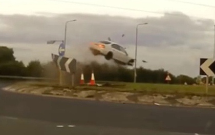 Chạy cảnh sát, ô tô đâm vào vòng xuyến rồi bay lên không trung