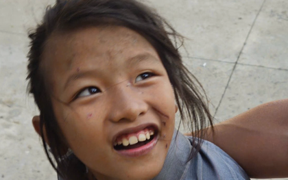 Tìm người thân của bé gái đi lạc, tâm lý hoảng loạn ở Cần Thơ