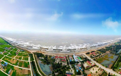 Bãi biển Ninh Bình 'hồi sinh' sau dự án 500 tỷ, đón những du khách đầu tiên