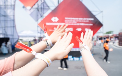 Kim chủ quốc dân Techcombank chiều “Gai Con” hết mực, xoa dịu hội chứng hậu concert